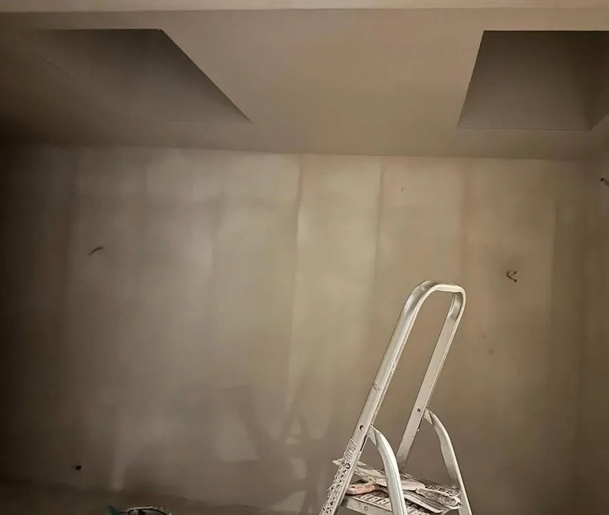 Afgewerkte wanden en plafond met sparingen voor dakramen